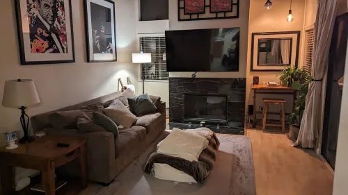 Beautiful condo w/fireplace in the heart of downtown Pleasant Hill Hotels in Pleasant Hill