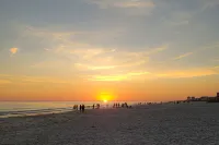 Super Nice Quiet Beach Cottage, Pvt Parking, WiFi, Cozy, Spotless, Comfortable.