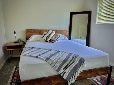 Babe Cave, 2 king beds, great, quiet location, near Choctaw Casino & Lake Texoma