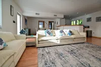 D’Mauchi-WaterHouse-Beaches20min-boat-dockparking