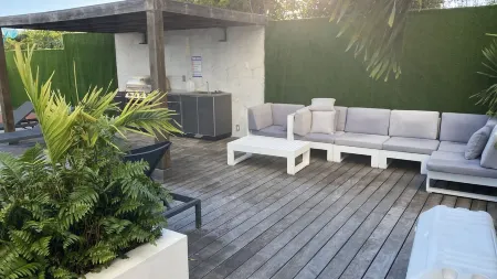 Luxury Modern 2 Bedroom Penthouse Condo in Grace Bay close to beach w/pool Отели рядом с достопримечательностью «Turks and Caicos Map Mural»