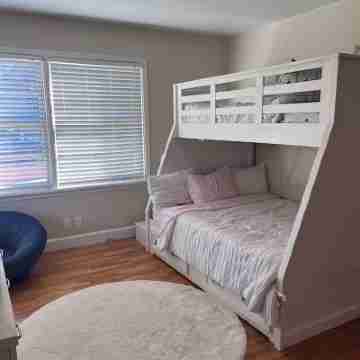 Cozy 3 bedroom home walkable to Oakway & Autzen Stadium Rooms