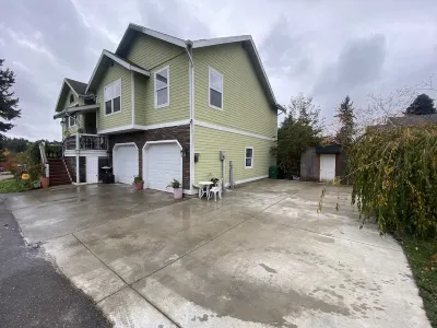 Gorgeous, spacious 2 floor home 3.5 miles from Airport 시애틀-타코마 국제공항 호텔