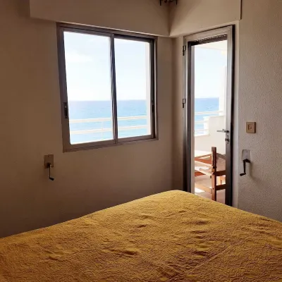 Apartment in front of the beach and with free parking in the same building.
