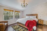 Spacious Mtn Cabin- with HOT TUB, Game room, Skiing, rafting, views and more!