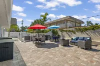 Bright & Modern ~ Heated Pool ~ Gated Beach ~ Pkg!