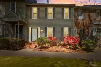 Charming 3-bedroom 2.5-bathroom townhome with WiFi and AC in Greenville