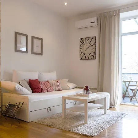 Charming apartment 20 minutes from main squere