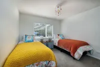 Tui Beach House - Centrally located, 3 min walk to beach, bright house Paihia.