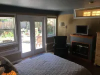 MeadowBrook Suite Deluxe 2 BDRM w/ Yard and Hot Tub