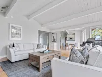 Bright 2bd suite with ocean views! Perfect getaway for family or friends! Hotels in Mill Bay