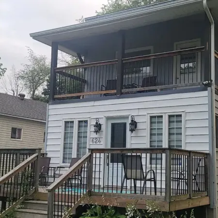 Cozy Cottage Across Lake Simcoe Отели в г. Иннисфил