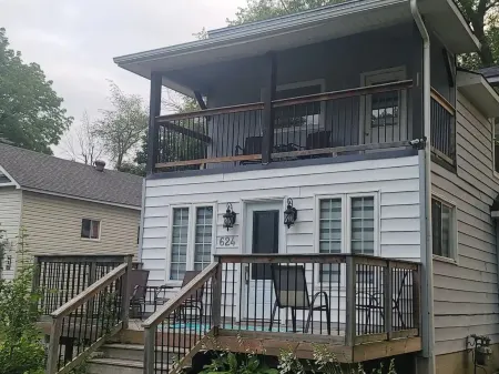 Cozy Cottage Across Lake Simcoe