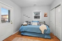 Spacious 4-bedroom apartment with WiFi, AC in enjoyable Newark