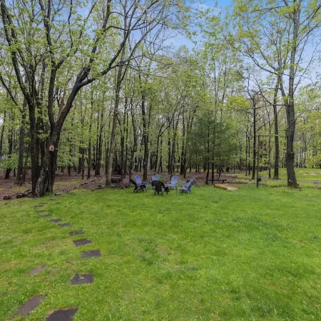 Serenity & Fun Cozy Pocono Cabin! Family Friendly - Beach-Lake-Pool-Playgrounds!