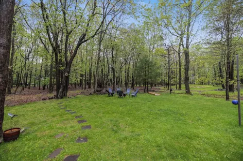 Serenity & Fun Cozy Pocono Cabin! Family Friendly - Beach-Lake-Pool-Playgrounds!