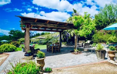 Lovely Vineyard Retreat. Hotels near Mill Creek