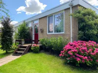 Friendly bungalow behind the dike to the IJsselmeer and beach - Wi-Fi