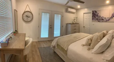 Relax in a beautifully renovated beach villa on a legendary beach!