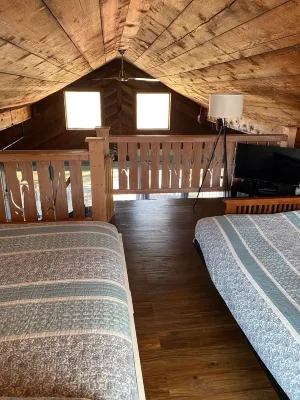 Lake house in Pirate's Cove Pet friendly with large outdoor entertainment area