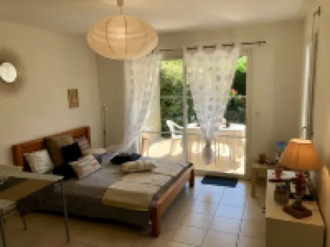 Studio:400M sea lake and centers city, 800 m sea, direct access cycle track.