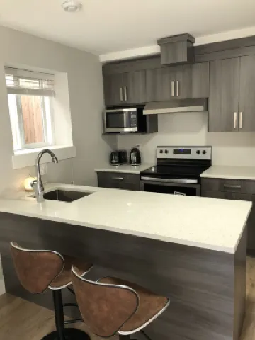 A - Modern Cozy Room w Private Entrance & Washroom