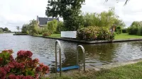 Spend the night on the water in Tiny House / Trekkershut Comfort / Mini Bungalow Hotel a Leimuiden