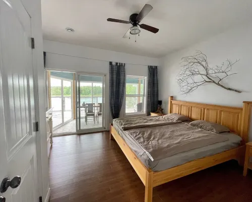 Blue Lodge with cozy winter garden and direct lake access Hotels in Lunenburg