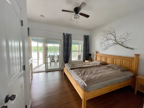 Blue Lodge with cozy winter garden and direct lake access