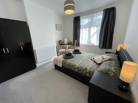 1 Double Bedroom in Sudbury Hill - 10 mins from Wembley Stadium Отели в г. Уэмбли