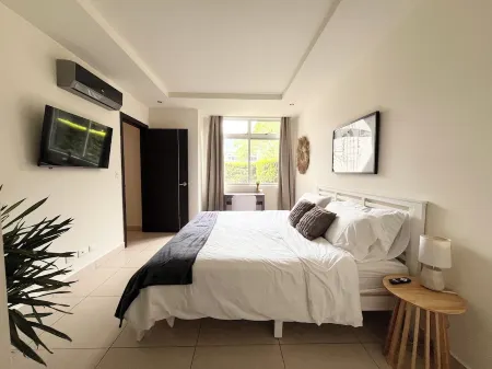 Prime Location 2 BDR Apt, Pool, GYM, ground floor, Walkable to Everything