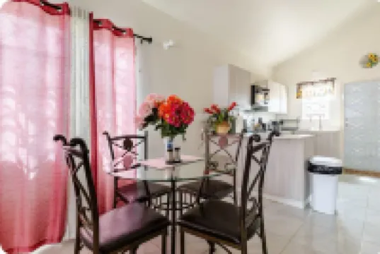 Comfy two-bedroom house in Camelot Village, Discovery Bay. Hoteles en Discovery Bay