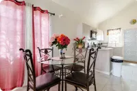 Comfy two-bedroom house in Camelot Village, Discovery Bay. Hotels in Discovery Bay