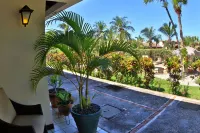 Flamingo Beach Villa - One of Few Renovatd Units- Walk to Beach- Bikes Included