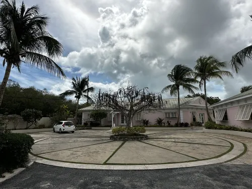 Beautiful, centrally located, short drive to beaches and stores.