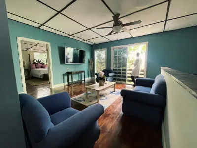 tropical getaway spot Hotels in der Nähe von Claude Stuart Park