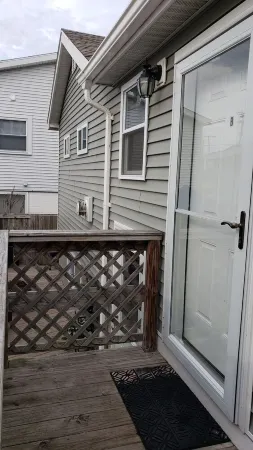 Find peace in Bungalow B Отели рядом с достопримечательностью «Casino Ballroom»