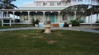 Villa Pasha Beach Front Estate Home Joe's Studio附近的飯店