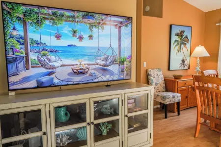 Come Home to Paradise….Screened in pool with covered lanai and hot tub Отели в г. Себастиан