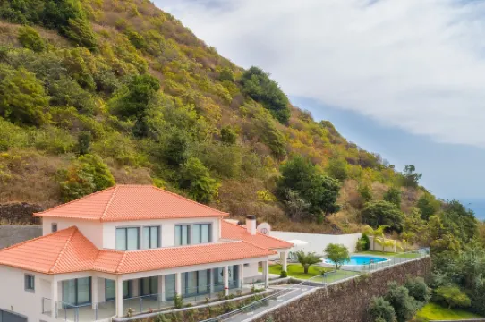 Sea View, Luxury, Comfort, Privacy, Free Wifi and Heated Pool