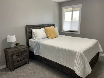 Mia’s Place - Modern Space near airport and 1-15