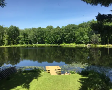 Beautiful lake house getaway Hotels in Shawangunk