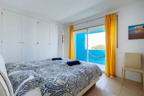 Nice holiday house with pool and sea view