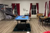 Adirondack Mansion w/Heated Inground Pool & Game Room! 45-60 Min to Saratoga! 글로버스빌 호텔