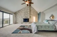 Lake Travis Oasis, Pool, Hot Tub, Lake Views, Near Marinas & Austin!