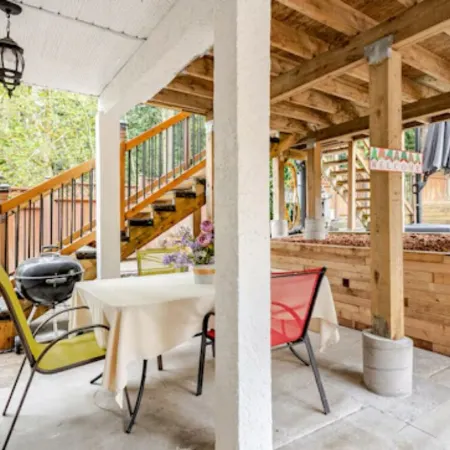 Luxurious & Modern 2 Bedroom Private Suite in Coquitlam 1 Family