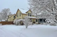 Walk to Dtwn: Historic Gem w/ Deck in Rapid City - Alojamientos