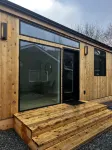 Abodu Modern Cottage 2bd with hot tub - walkable to Greenlake