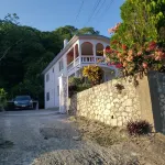 Andeve's modern, quiet home away from home  with 4 bedrooms 2 bathrooms sleeps 8 Hotel a 
