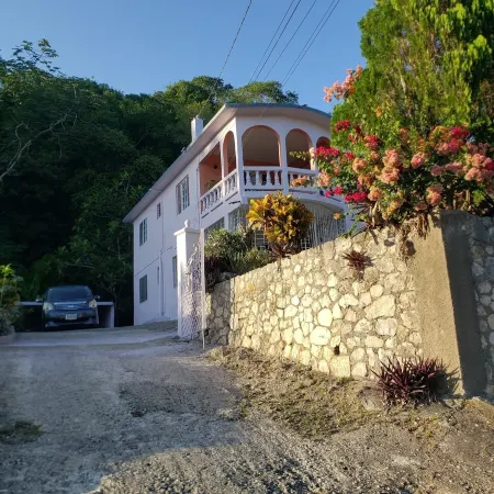 Andeve's modern, quiet home away from home  with 4 bedrooms 2 bathrooms sleeps 8